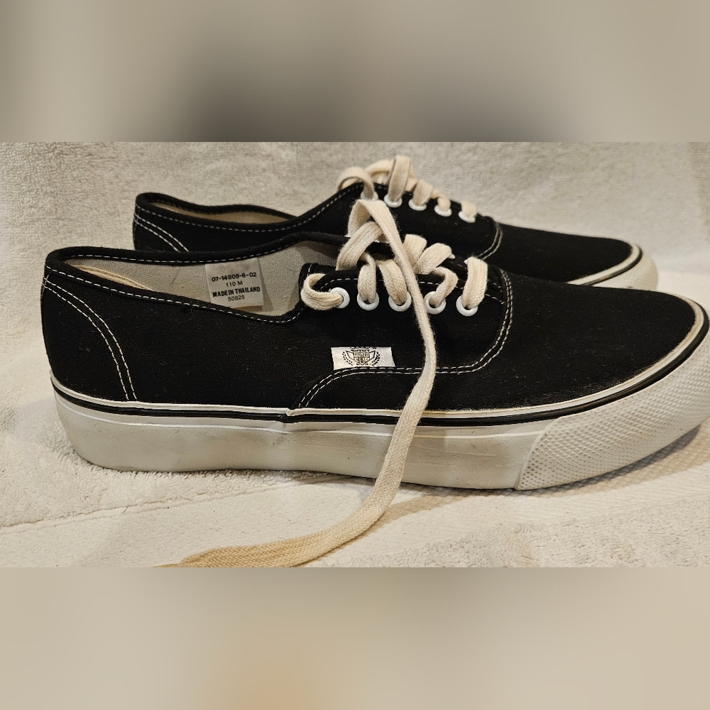 CANVAS SNEAKERS